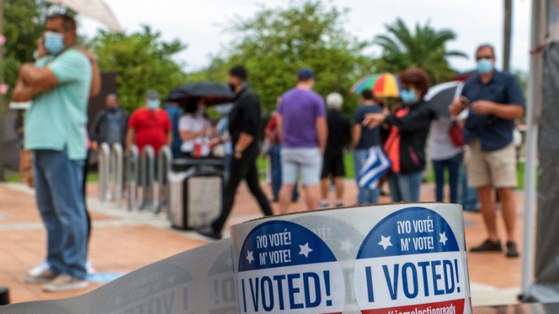 Detalle de unas pegatinas que dicen "Yo voté", que se entregan a las personas tras votar en la puerta de un centro de votación en Miami, Florida (EE.UU.). EFE/Giorgio Viera
