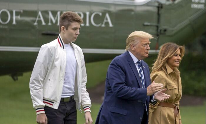 Barron Trump, el presidente Donald Trump y la primera dama, Melania Trump, caminan por el jardín sur de la Casa Blanca, en Washington, el 16 de agosto de 2020. (Tasos Katopodis/Getty Images).
