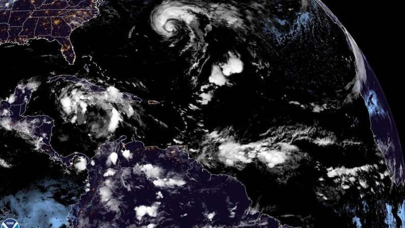 El Centro Nacional de Huracanes (NHC) vigila una onda tropical situada en la zona este del Caribe con alta probabilidad de llegar a ser una depresión tropical durante este fin de semana. EFE/ NOAA-NHC