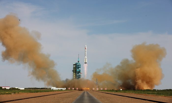 El cohete Long March-2F que transporta la nave espacial Shenzhou-10 tripulada de China despega desde la plataforma de lanzamiento en el Centro de Lanzamiento de Satélites de Jiuquan en Jiuquan, provincia de Gansu, China, el 11 de junio de 2013. (ChinaFotoPress/Getty Images)

