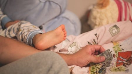 Pequeño luchador de 2 años recibe trasplante de médula, vence la leucemia y el COVID-19