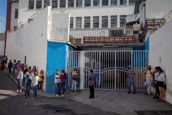 Varias personas hacen fila para ingresar al servicio de Emergencia en una clínica, el 26 de octubre de 2020, en Caracas (Venezuela). EFE/ Rayner Pena R