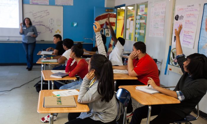 Un aula en el MESA Charter High School en Bushwick, Brooklyn, N.Y., el 28 de octubre de 2014. Con el año nuevo en marcha, una serie de cambios en la educación se establece para marcar las vidas de los estudiantes de la ciudad, los padres y los educadores por igual. (Petr Svab/Epoch Times)
