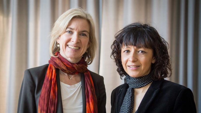 Las ganadoras del Premio Nobel de Química por reescribir el "código de la vida" y "el desarrollo de un método para la edición del genoma", Jennifer A. Doudna (i) y Emmanuelle Charpentier (d). EFE/EPA/ALEXANDER HEINL
