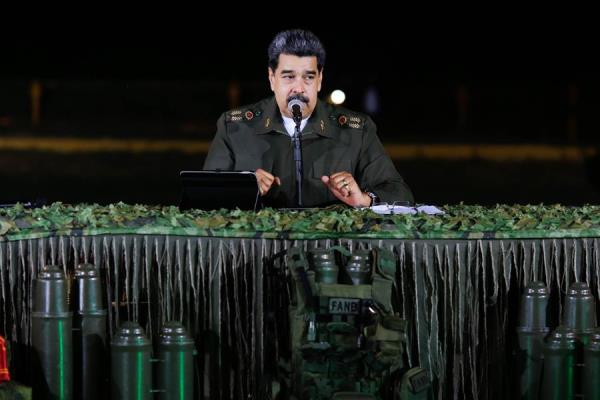 Fotografía cedida por prensa Miraflores que muestra al presidente de Venezuela, Nicolás Maduro, 23 de octubre durante un encuentro con el alto mando militar en Caracas. (EFE/Prensa Miraflores)
