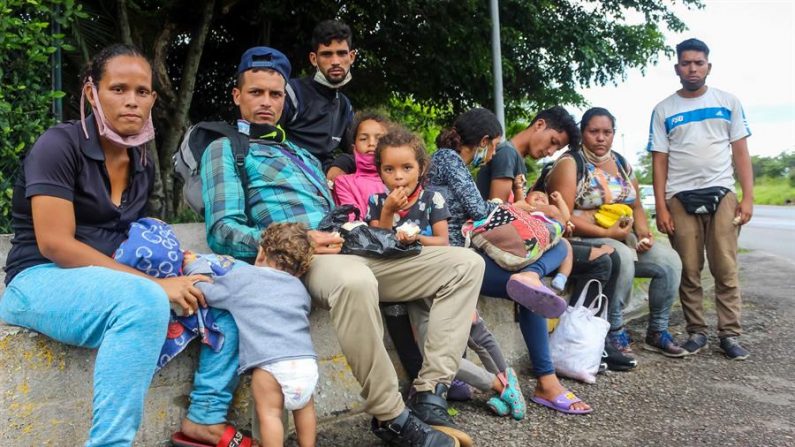 Familias de migrantes venezolanos descansan en una acera el 30 de septiembre de 2020, en San Cristóbal, estado Táchira (Venezuela). EFE/ Johnny Parra