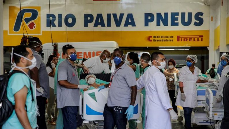 Pacientes son evacuados de uno de los pabellones del Hospital Federal de Bonsucesso, a un taller cercano el 27 de octubre de 2020, en Río de Janeiro (Brasil). EFE/ Antonio Lacerda