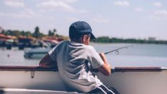 Niño argentino de 12 años atrapa pez dorado de 20 kg y lo regresa al río dando gran lección a su equipo