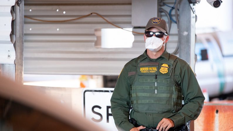 Los agentes de la Patrulla Fronteriza del Sector de Tucson llevan a cabo operaciones en el puesto de control de la autopista 86 cerca de Tucson, Ariz., el 17 de junio de 2020. (Aduanas y Protección de Fronteras de EE.UU., foto de Jerry Glaser)
