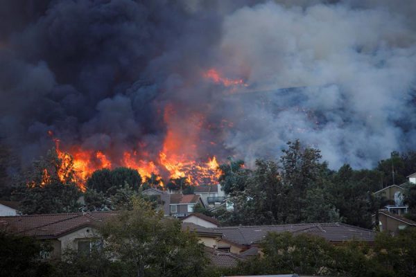 Las llamas del incendio de Blue Ridge consumen una ladera cerca de las casas en Chino Hills, California, EE.UU., el 27 de octubre de 2020. EFE/EPA/EUGENE GARCIA