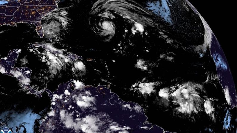 Fotografía satelital cedida por la Oficina Nacional de Administración Oceánica y Atmosférica (NOAA) por vía del Centro Nacional de Huracanes (NHC) donde se muestra la localización del huracán Epsilon en el Atlántico. EFE/ NOAA-NHC