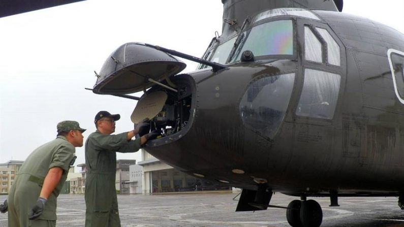 Una foto del folleto facilitada por la Agencia de Noticias Militares de Taiwán, el 22 de octubre de 2020, muestra a los mecánicos del Ejército de Taiwán manteniendo un avión militar en una base militar no revelada, en Taiwán el 8 de octubre de 2020. Publicado el 22 de octubre de 2020. (AGENCIA DE NOTICIAS MILITARES EFE/EPA/TAIWÁN)