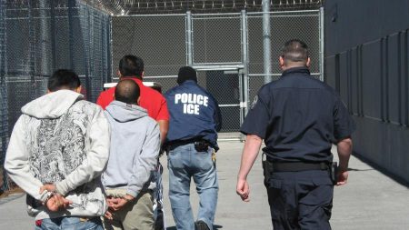 Texas y Louisiana demandan al gobierno alegando que evade custodia de inmigrantes ilegales convictos