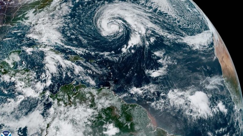 Fotografía satelital cedida por la Oficina Nacional de Administración Oceánica y Atmosférica (NOAA) por vía del Centro Nacional de Huracanes (NHC) donde se muestra la localización del huracán Epsilon en el Atlántico a las 09:20 hora local (13:20 GMT) el 21 de octubre de 2020. EFE/ NOAA-NHC