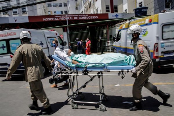Pacientes son evacuados de uno de los pabellones del Hospital Federal de Bonsucesso, a un taller cercano el 27 de octubre de 2020, en Río de Janeiro (Brasil). EFE/ Antonio Lacerda