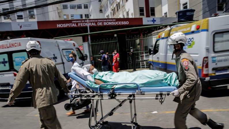 Pacientes son evacuados de uno de los pabellones del Hospital Federal de Bonsucesso, a un taller cercano el 27 de octubre de 2020, en Río de Janeiro (Brasil). EFE/ Antonio Lacerda