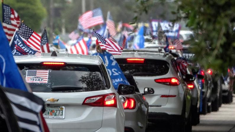 Decenas de miles de personas participan de la "Caravana Anticomunista" en Miami, Florida, EE.UU., el 10 de octubre de 2020. (EFE/EPA/CRISTOBAL HERRERA-ULASHKEVICH)