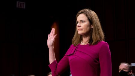 El racismo «persiste» en Estados Unidos, dice la jueza Amy Coney Barrett