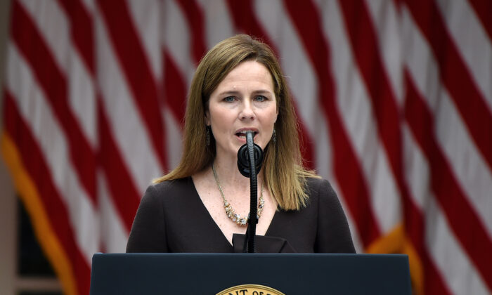 La jueza Amy Coney Barrett habla después de ser nominada a la Corte Suprema de Estados Unidos por el presidente Donald Trump en el Jardín de Rosas de la Casa Blanca en Washington, DC el 26 de septiembre de 2020 (OLIVIER DOULIERY / AFP a través de Getty Images).