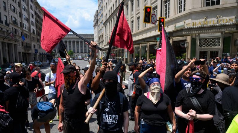 Miembros de Antifa marchan mientras el movimiento se reúne para una manifestación de "Exige la libertad de expresión" en Washington, el 6 de julio de 2019. (Andrew Caballero-Reynolds/AFP/Getty Images)