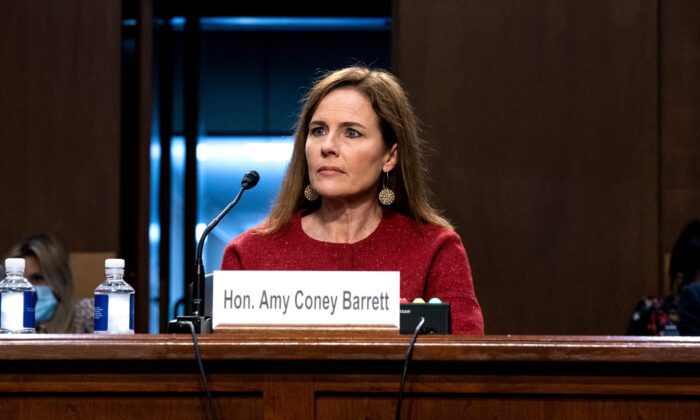 La Jueza Amy Coney Barrett, nominada a la Corte Suprema de Estados Unidos, escucha el segundo día de su audiencia de confirmación en la Corte Suprema ante el Comité Judicial del Senado en el Capitolio en Washington, el 13 de octubre de 2020. (Anna Moneymaker-Pool/Getty Images)