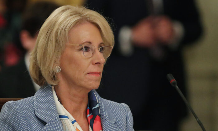 La secretaria de Educación, Betsy DeVos, en la Sala Este de la Casa Blanca el 7 de julio de 2020. (Chip Somodevilla/Getty Images)