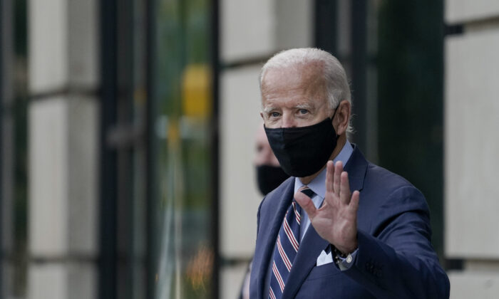 El candidato presidencial demócrata y exvicepresidente Joe Biden saluda al salir del Hotel Dupont en Wilmington, Del., el 16 de septiembre de 2020. (Drew Angerer/Getty Images)