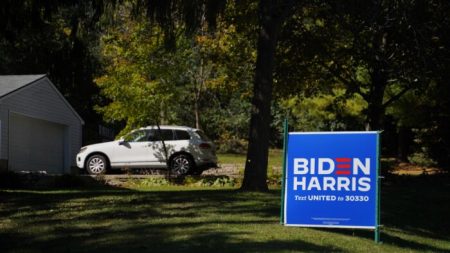 Hombre roba presuntamente un bulldozer para derribar unos carteles de Biden en Florida