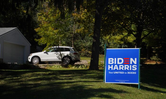 Un cartel de la candidatura Biden-Harris en Muskego (Wisconsin) el 7 de octubre de 2020. (Cara Ding/The Epoch Times)