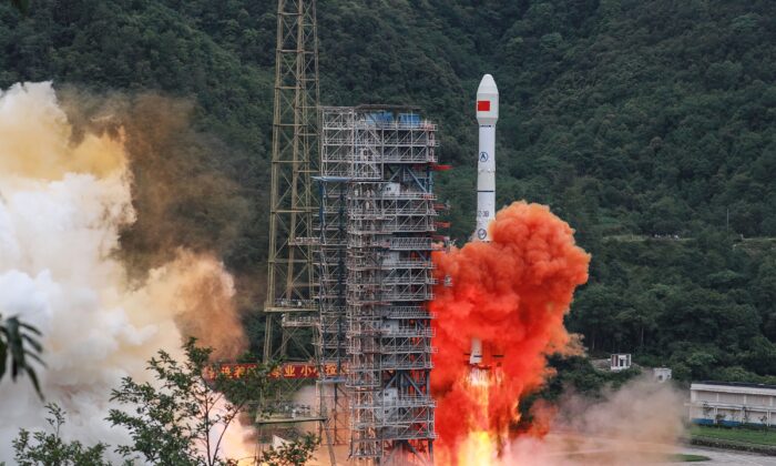 El cohete Long March 3B que lleva el satélite Beidou-3GEO3 despega del Centro de Lanzamiento de Satélites de Xichang, China, el 23 de junio de 2020. (STR/AFP vía Getty Images)