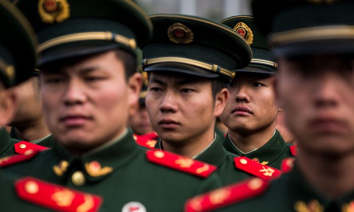 Se muestran soldados del Ejército Popular de Liberación, durante una ceremonia, en una foto de archivo. (Chandan Khanna/AFP/Getty Images)