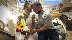 Mujer que agoniza por el cáncer cumple su último deseo de casarse en el hospital durante la pandemia