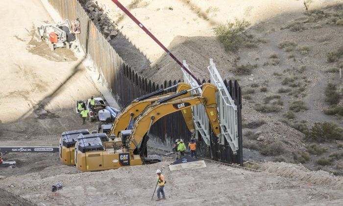 La construcción de la nueva sección del muro fronterizo construida por We Build the Wall prosigue en el monte Cristo Rey en Sunland Park, N.M., el 30 de mayo de 2019. (Charlotte Cuthbertson/The Epoch Times)
