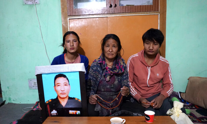 La familia del soldado tibetano Nyima Tenzin, que murió por la explosión de una mina terrestre en agosto, posa en su casa en un campo de refugiados tibetanos en Leh, el 9 de octubre de 2020. (Venus Upadhayaya/Epoch Times)