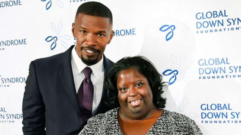 La estrella de cine Jamie Foxx posa en la alfombra roja con su hermana DeOndra Dixon mientras asiste al desfile de moda 2016 de la Global Down Syndrome Foundation "Be Beautiful, Be Yourself" en el hotel Hyatt Regency el 12 de noviembre de 2016 en Denver, Colorado. (Helen H. Richardson/The Denver Post vía Getty Images)