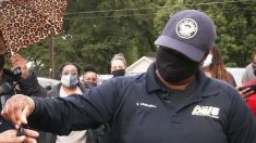 Policía de Atlanta dona su propia camioneta a madre de cinco niños que huye de violencia doméstica