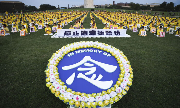 Practicantes de Falun Gong participan en una vigilia con velas para conmemorar el 20 aniversario de la persecución a Falun Gong en China, en el jardín oeste del Capitolio el 18 de julio de 2019. (Samira Bouaou/The Epoch Times)