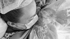 Conmovedora foto del primer beso de una madre a su bebé muestra realidad de dar a luz durante la pandemia