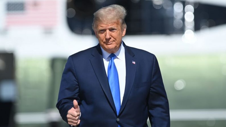 El presidente de los Estados Unidos Donald Trump llega a bordo del Air Force One a la Base Conjunta Andrews en Maryland el 15 de octubre de 2020. (Foto de BRENDAN SMIALOWSKI/AFP vía Getty Images)