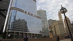 Un hombre se cuelga de la Torre Trump en Chicago y pide hablar con el presidente