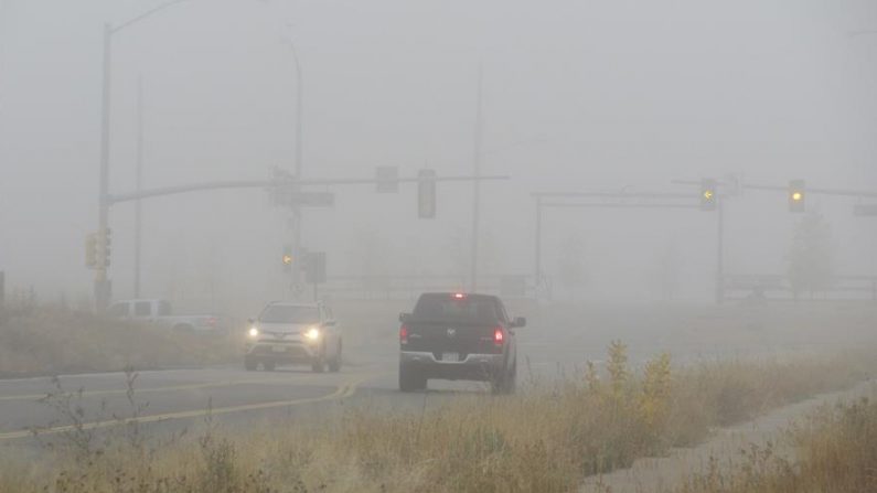 Una mezcla de humo y ceniza cubren una carretera el 22 de octubre de 2020 en el sureste de Aurora, a 93 millas (150 km) del incendio East Troublesome (Colorado, EE.UU.). EFE/Francisco Miraval