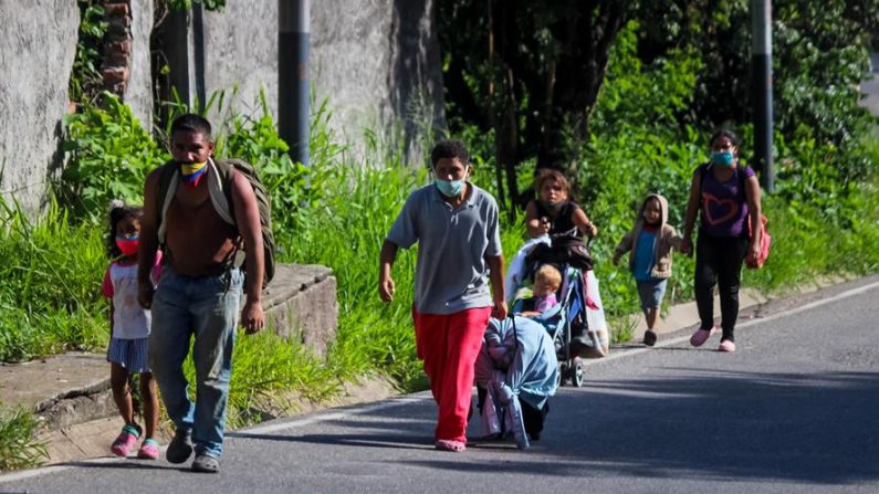 Un grupo de venezolanos camina por una calle con maletas y bolsos, el 7 de octubre de 2020, en San Cristóbal, estado Táchira (Venezuela). EFE/ Johnny Parra
