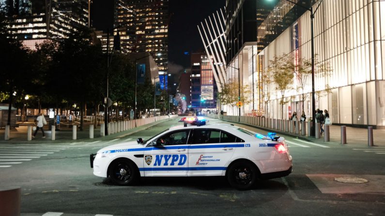 Una patrulla de la policía de Nueva York está parada junto al World Trade Center Memorial en el bajo Manhattan el 09 de septiembre de 2019 en la ciudad de Nueva York (EE.UU.). (Spencer Platt/Getty Images)