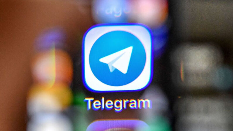 Una foto tomada a través de una lupa el 17 de abril de 2018 en Moscú (Rusia) muestra el icono de la popular aplicación de mensajería Telegram en la pantalla de un teléfono inteligente. (Yuri Kadobnov/AFP vía Getty Images)