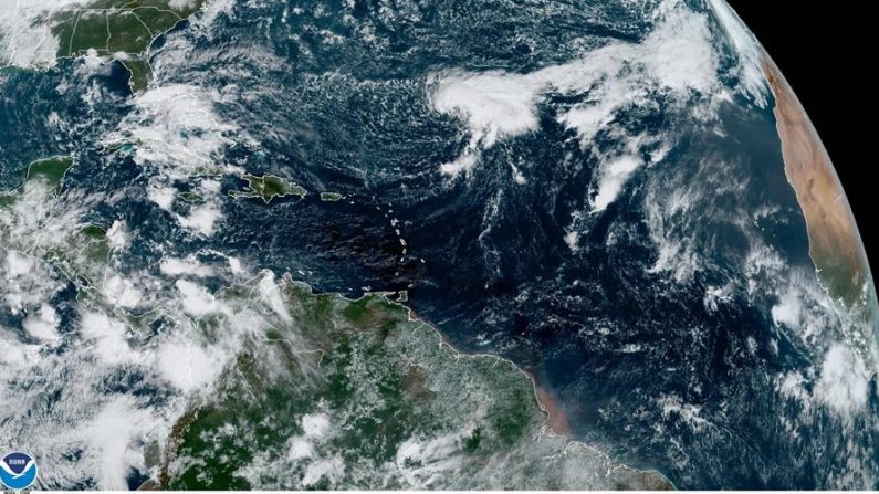 Fotografía satelital cedida por la Oficina Nacional de Administración Oceánica y Atmosférica (NOAA) por vía del Centro Nacional de Huracanes (NHC) donde se muestra la localización de la depresión tropical Veintisiete estacionaria sobre el Atlántico. EFE/ NOAA-NHC