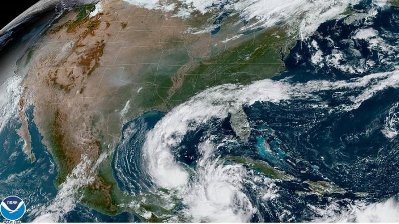 Fotografía satelital cedida por la Oficina Nacional de Administración Oceánica y Atmosférica (NOAA) estadounidense por vía del Centro Nacional de Huracanes (NHC) donde se muestra la localización del huracán Delta a las 11:21 hora local (15:21 GMT). EFE/NOAA-NHC