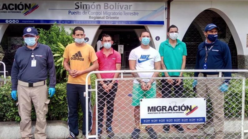 Fotografía cedida el 1 de octubre de 2020 por Migración Colombia en la que se registró a cuatro ciudadanos venezolanos (c), capturados antes de ser entregados a las autoridades venezolanas, en el Puente Internacional Simón Bolívar, en Cúcuta (Norte de Santander, Colombia). EFE/Migración Colombia