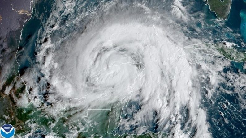 Fotografía satelital cedida por la Oficina Nacional de Administración Oceánica y Atmosférica (NOAA) por vía del Centro Nacional de Huracanes (NHC) donde se muestra el ojo de la tormenta tropical Zeta a unas 45 millas (75 km) al este de Progreso (México) a las 9.31 (13.31 GMT) el 27 de octubre de 2020. EFE/ NOAA-NHC