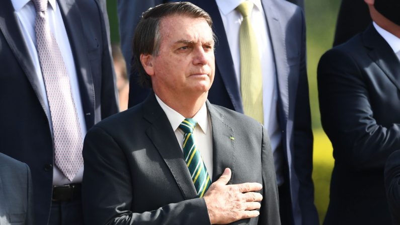 El presidente del Brasil, Jair Bolsonaro asiste a la ceremonia de izamiento de la bandera nacional antes de una reunión ministerial en el Palacio Alvorada de Brasilia (Brasil) el 27 de octubre de 2020. (EVARISTO SA/AFP vía Getty Images)
