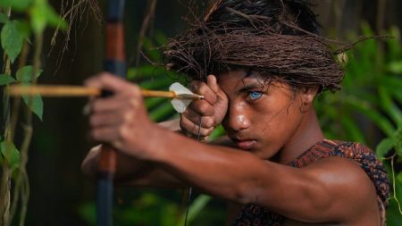 Fotógrafo captura enigmáticos ojos azules de miembros de tribu en Indonesia con rara condición genética